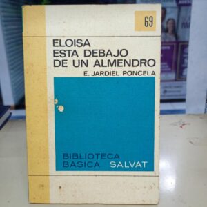 Eloisa esta debajo de un almendro